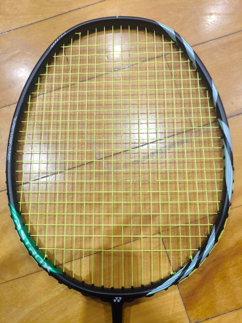 【美品】YONEX アストロクス11 4ug5