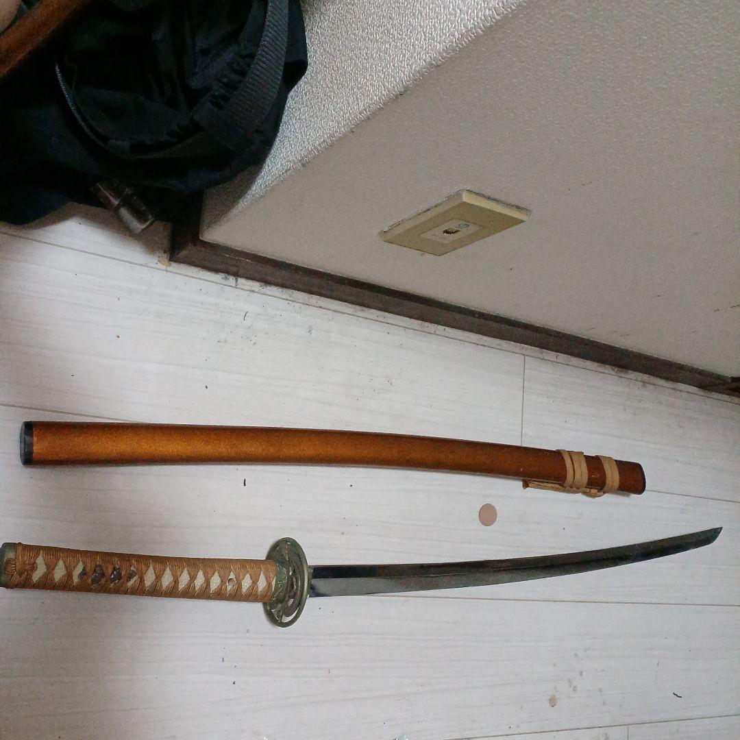 美しい刀 銀色刀身 金色鞘 模造刀