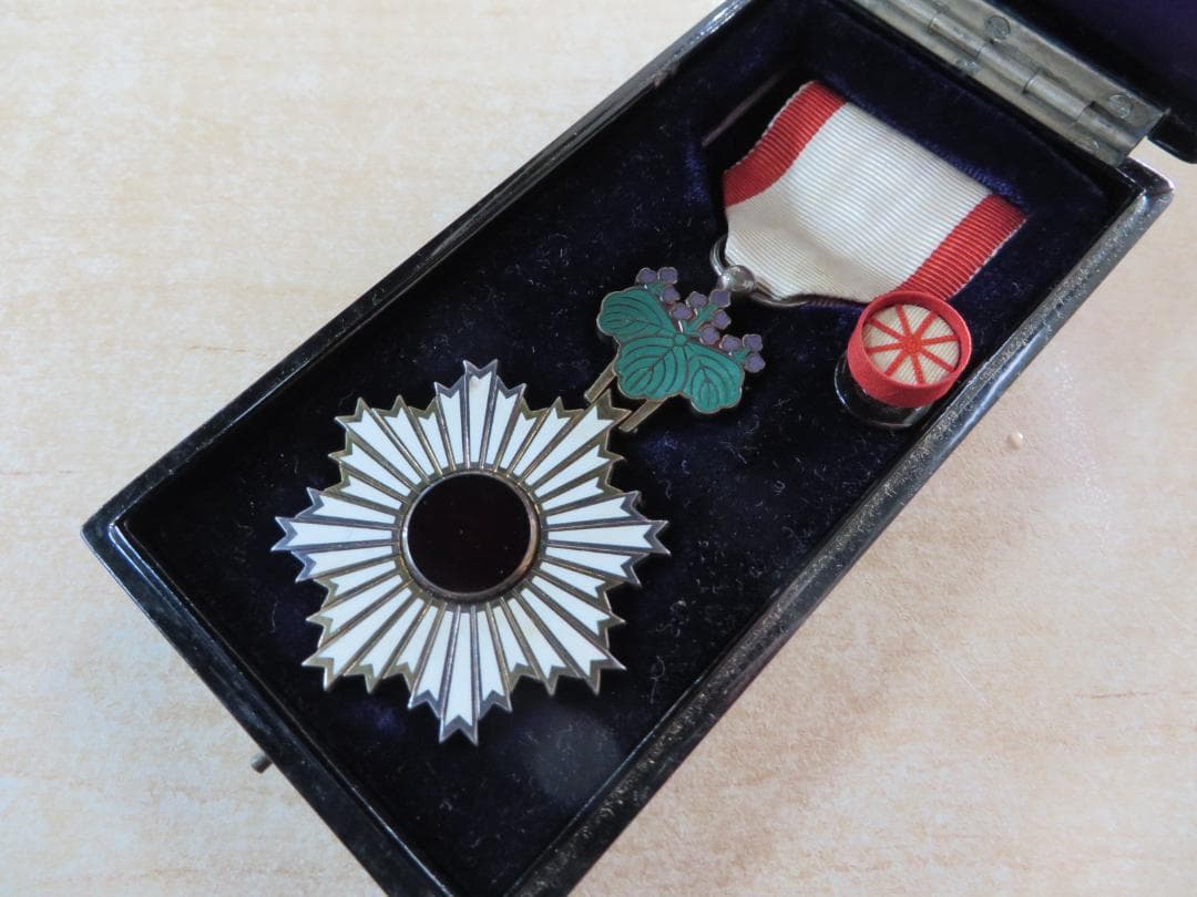 勲章　勲五等 双光旭日章　共箱 　略章付き