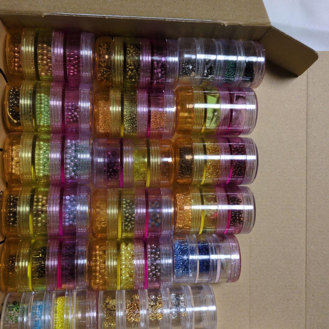 本　はじめてのビーズアクセサリー　 1・2・3・4 定価　各1200えん