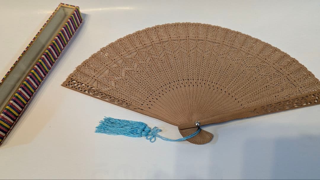 送料無料　最高級品　香木白檀透かし彫り扇子 共箱　本物保証　中国古玩骨董　センス