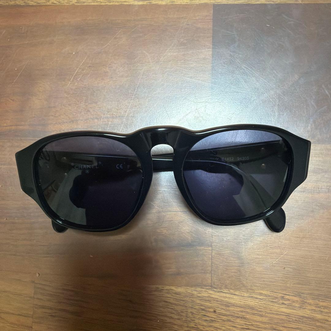 CHANEL ブラックサングラス ゴールドロゴ