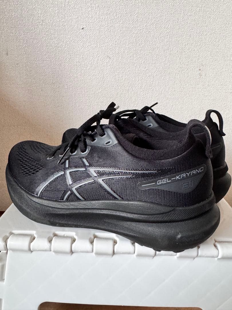 ASICS GEL-KAYANO ブラックランニングシューズ　24㎝
