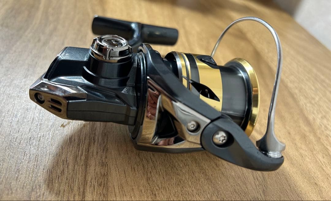 シマノ25アルテグラC2500SHG ゴメクサスハンドルノブ　純正ハンドルノブ付