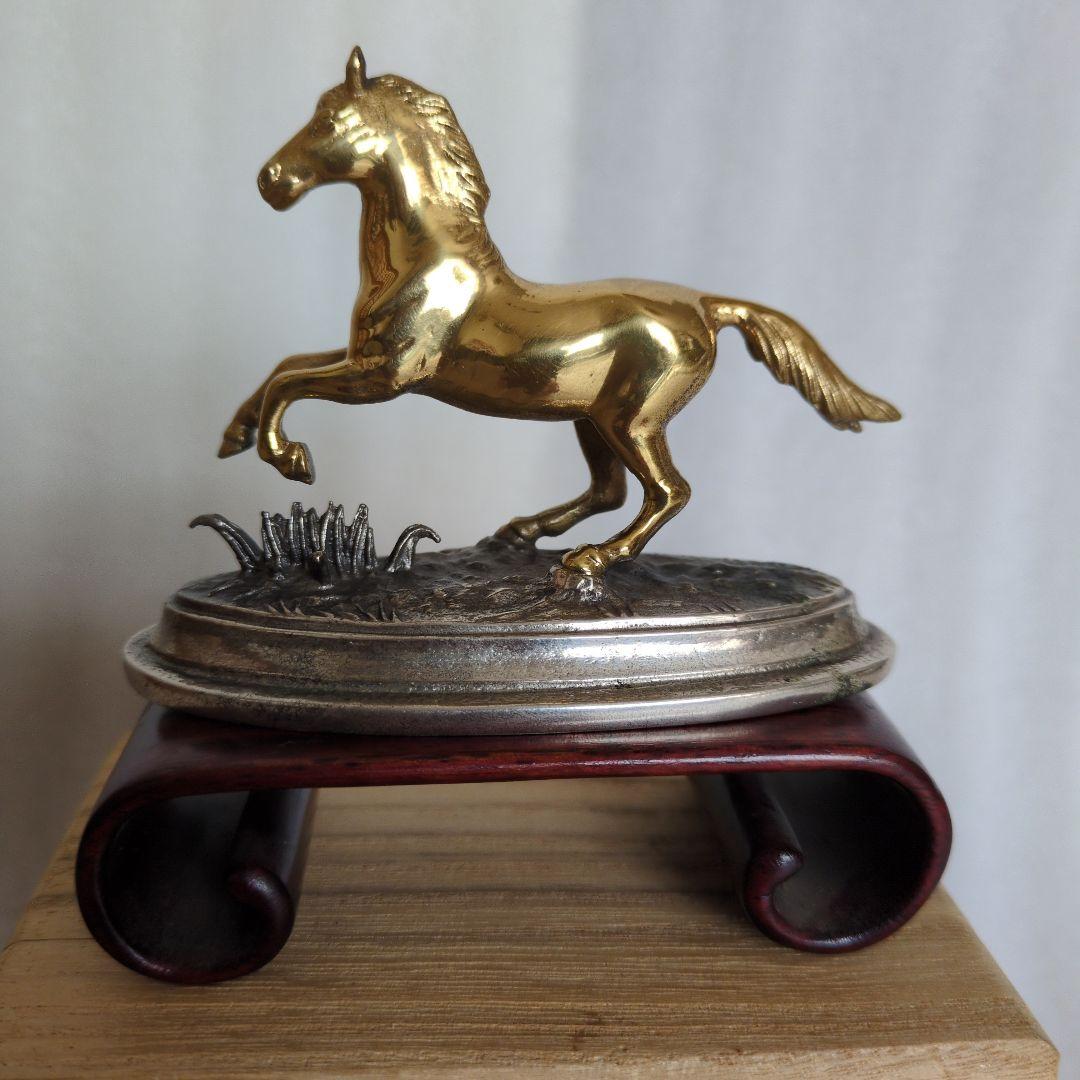 金色の馬の置物 木製台座付き