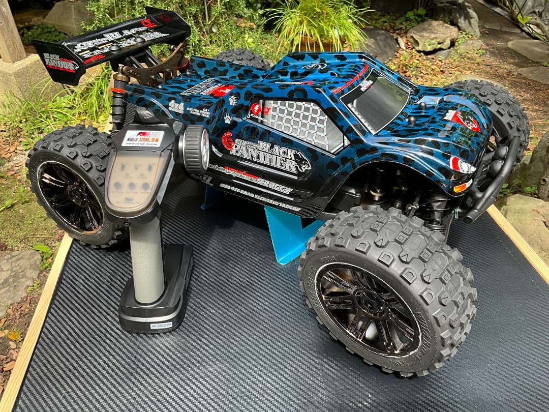 1/8 電動トラックRTR　ブラックパンサー