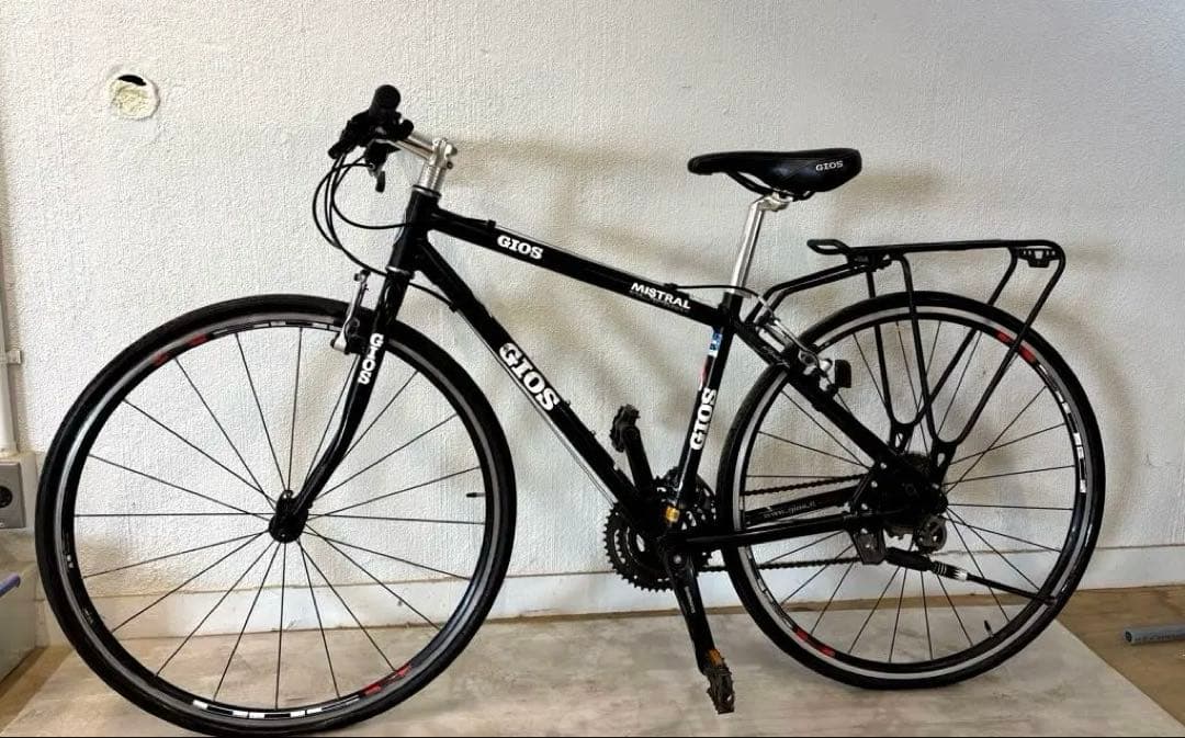 ブラック×GIOSロゴが映える、シンプルに“かっこいい”クロスバイク