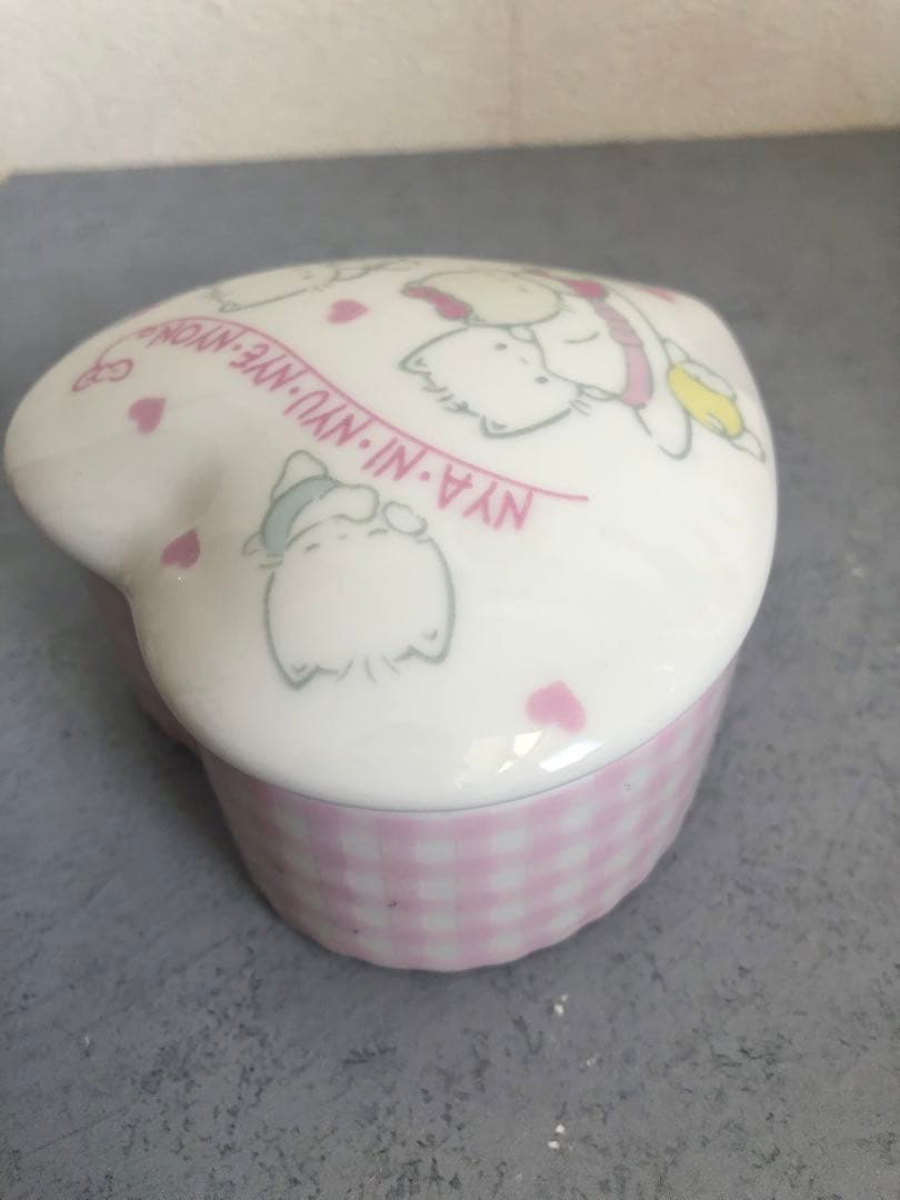 ニャニィニュニェニョン　サンリオ 小物入れ　ハート　陶器　Leashy 伊勢丹