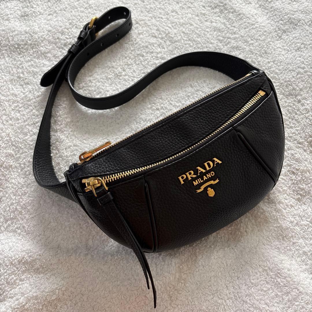 PRADA ブラックレザーボディバッグ