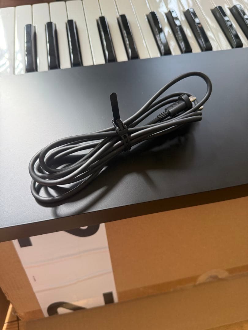 新品同様品　KONTROL S61 MIDIキーボード