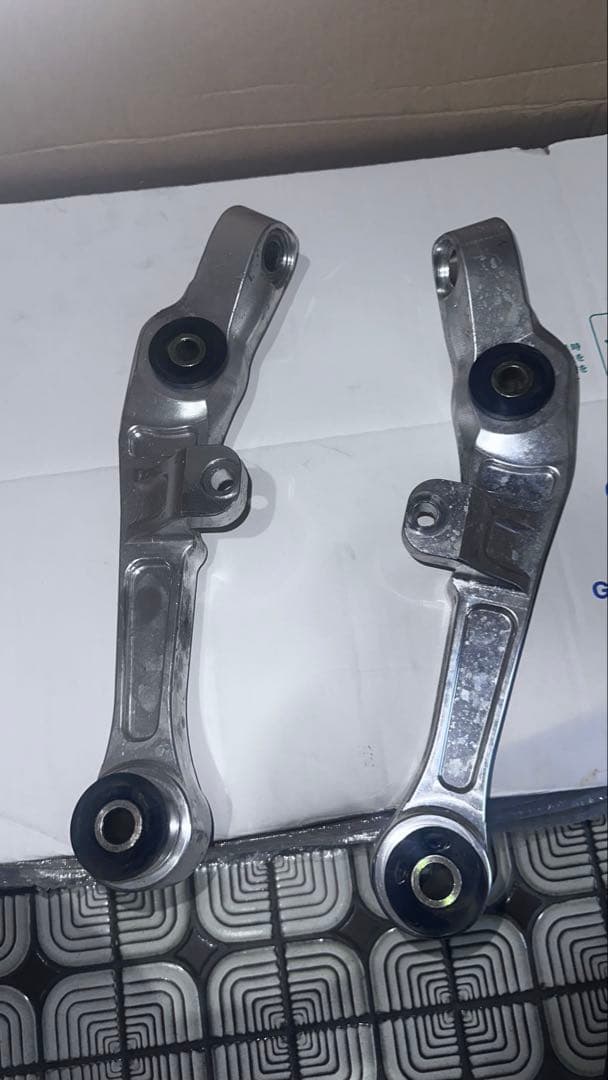 z33 フロントロアアーム