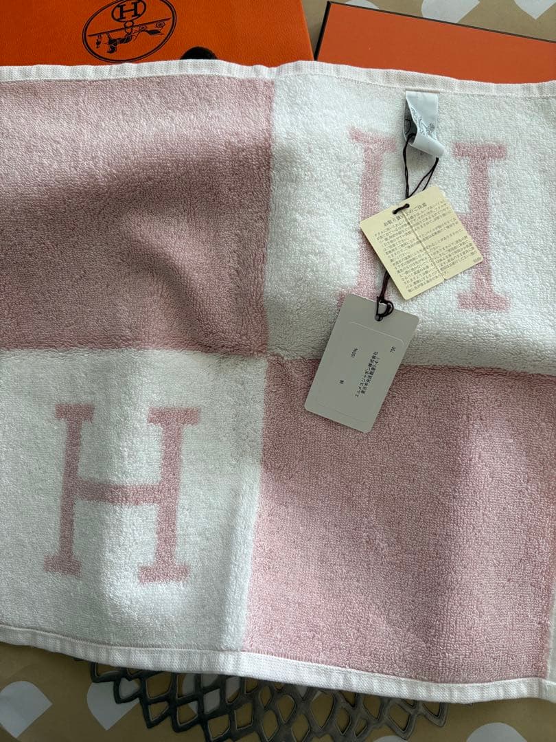 運気アップ　博多阪急店購入品　HERMES Hロゴ タオルハンカチ ピンク