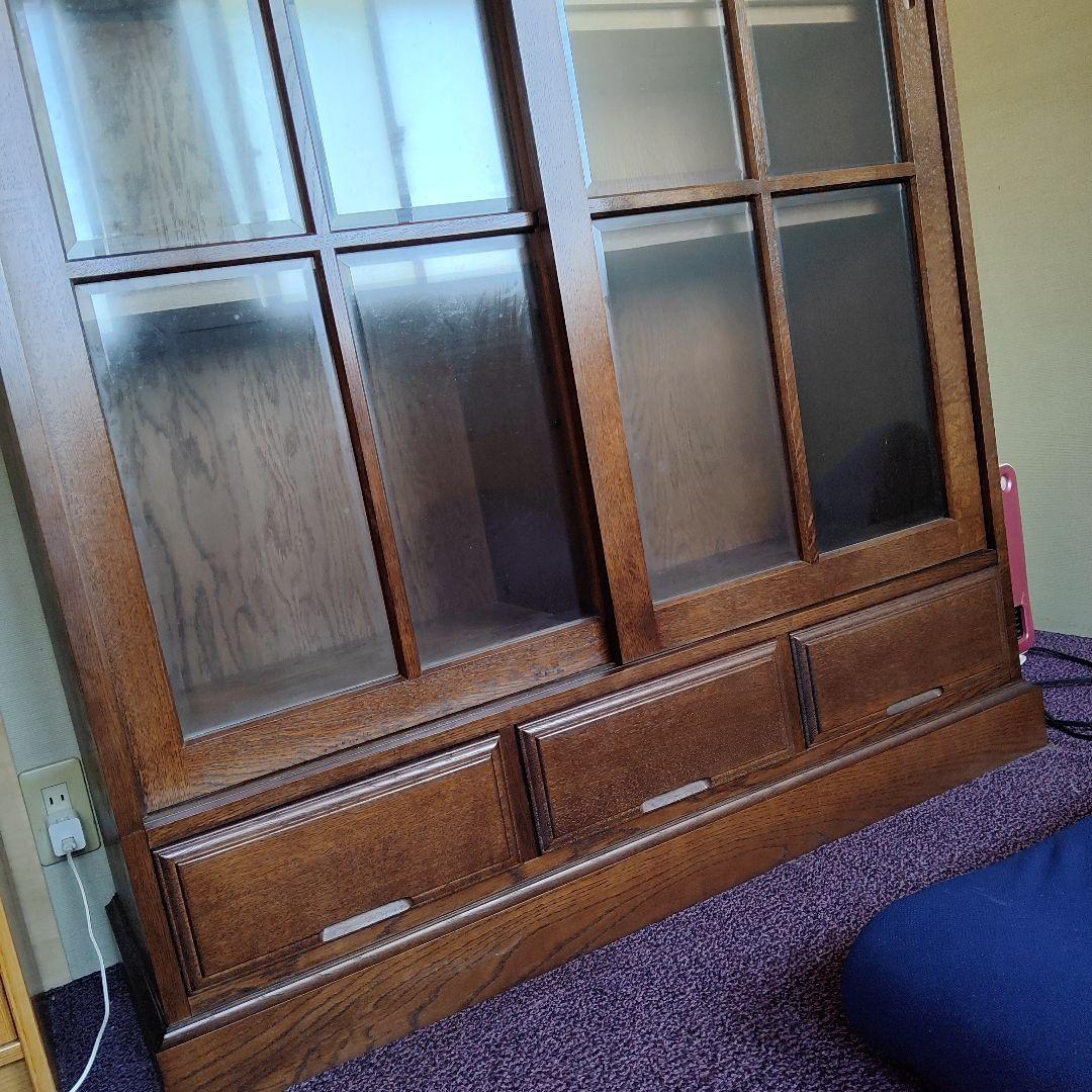 木製ブラウン良品本棚 ガラス扉、引き出し3つ付き中古