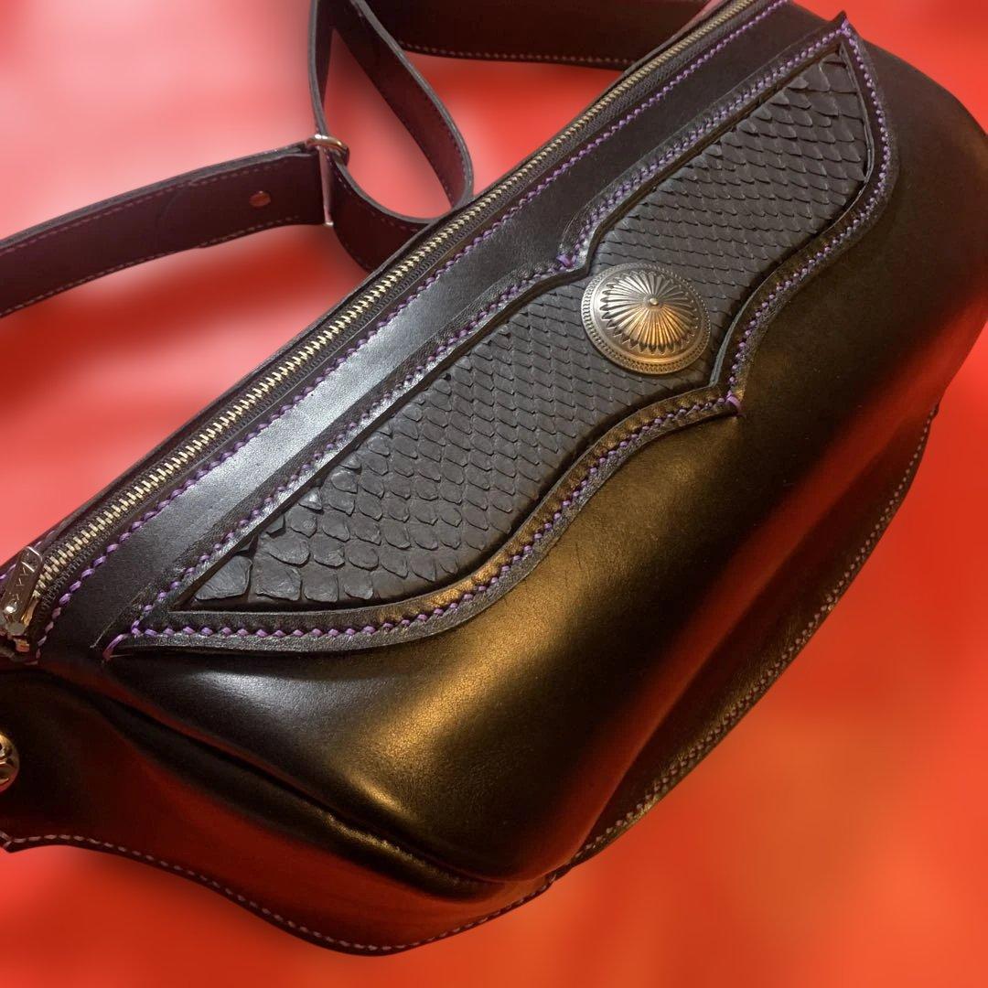 ハンドメイドレザークラフト牛革黒色✖️ブラックパイソンボディ肩掛けバッグコンチョ付