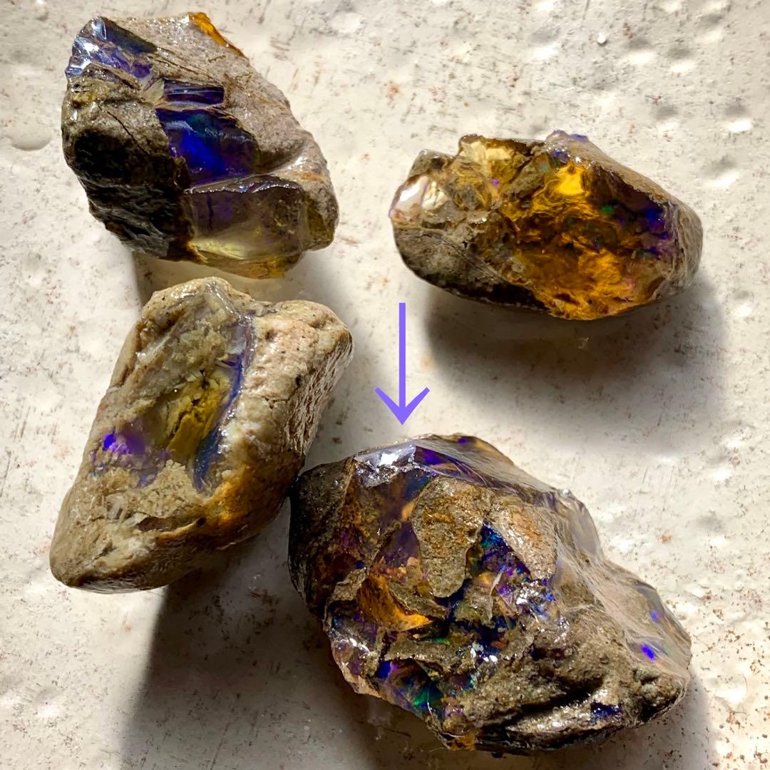 母岩の隙間に光り輝くオパール原石100ct/鉱物標本