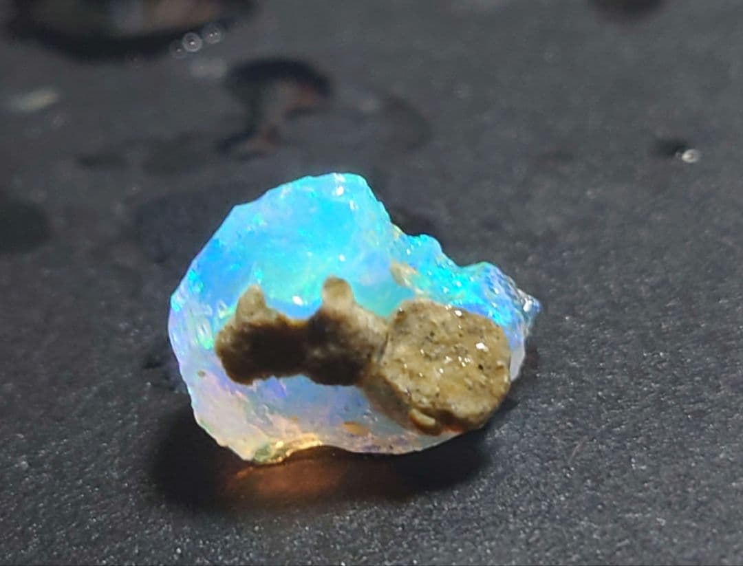 エチオピアウェロ産　チョーク　オパール　鉱物標本　原石　虹色