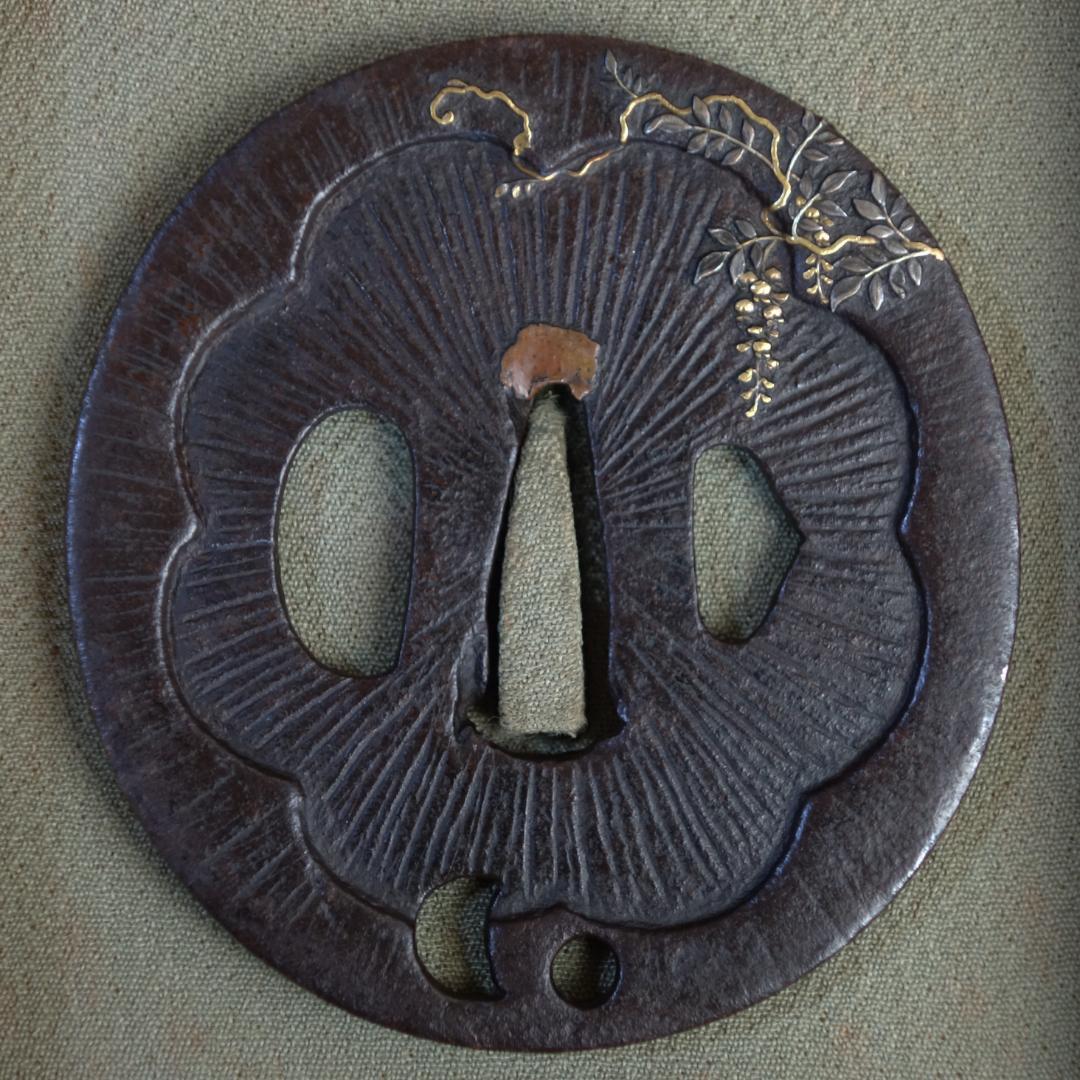 鍔 鐔 鉄地 刀装具 武具 骨董【阿弥陀鑢 金銀象嵌 藤図鍔】(鍔箱付き)