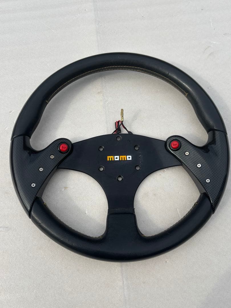 momo ステアリング　Ｆ１タイプ　ホーンボタン2個タイプ