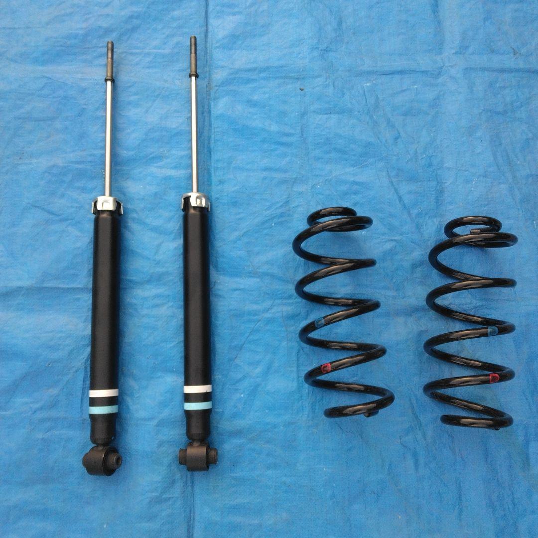 トヨタヴォクシー　ノア　ZRR85リアショック・スプリングセット