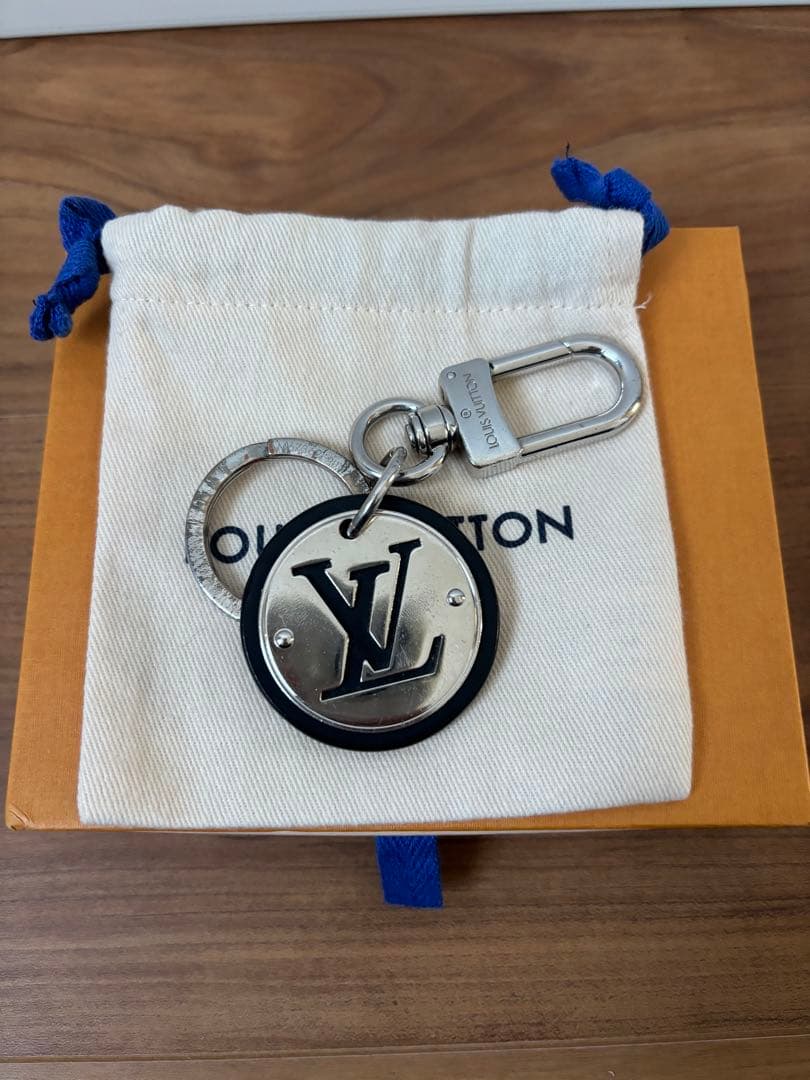 Louis Vuitton LVロゴ キーホルダー