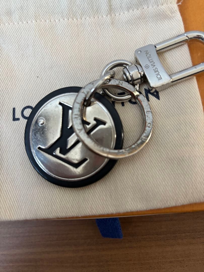 Louis Vuitton LVロゴ キーホルダー