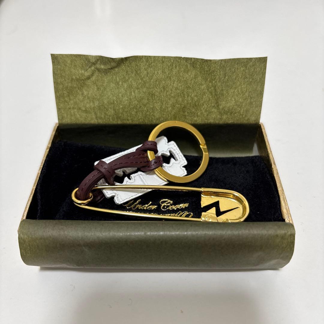 UNDERCOVER 安全ピン型キーホルダー ゴールド