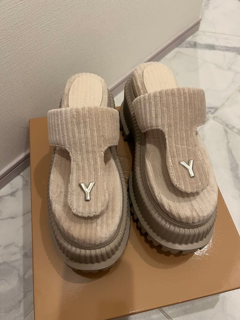 YELLO 厚底サンダル ベージュ