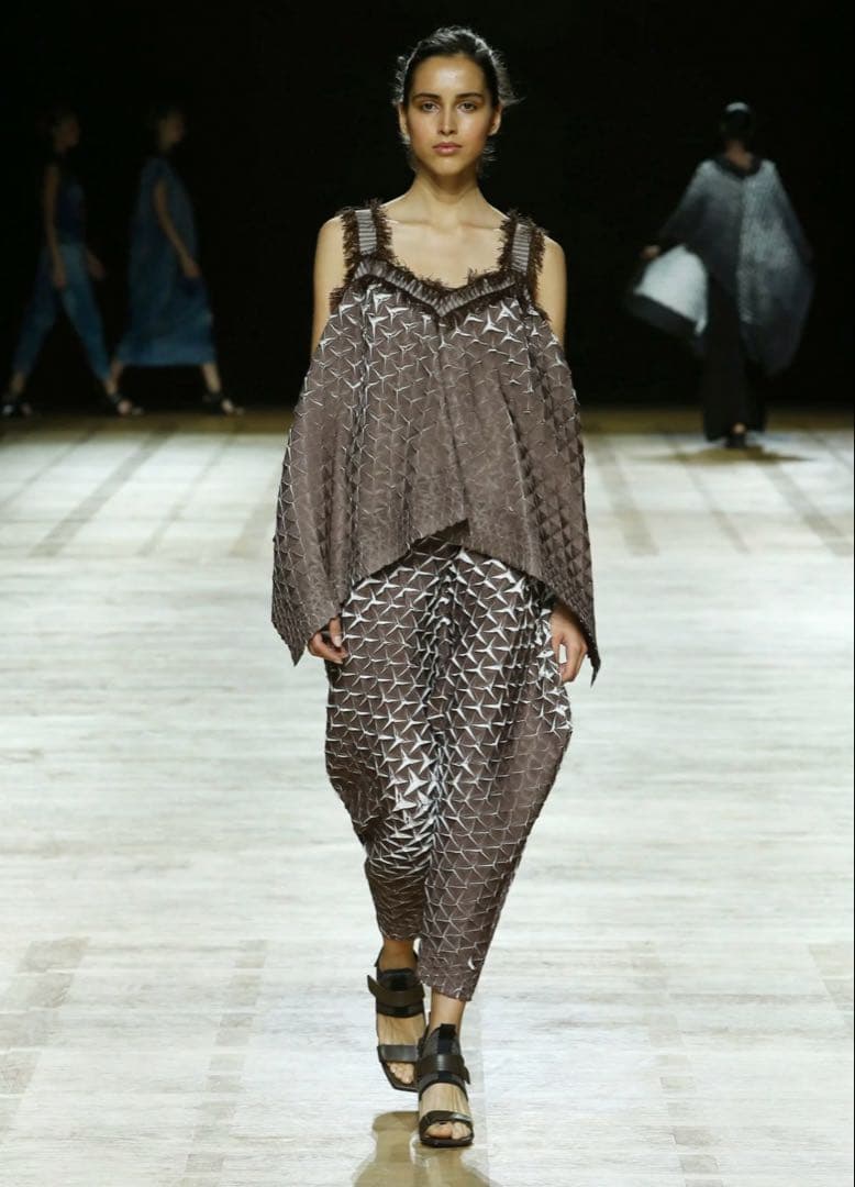 イッセミヤケ　ピンクパープル フリル付きキャミソール