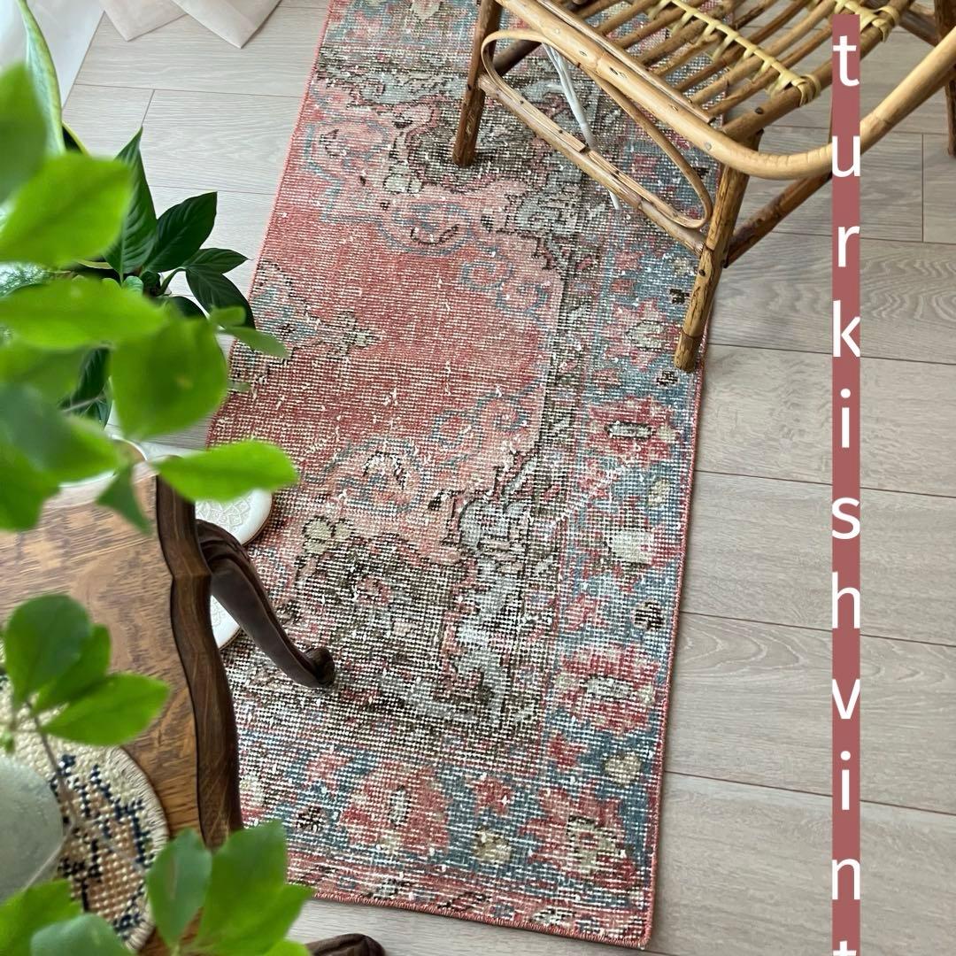 淡ピンクレッド✳︎50×110くすみブルーココの字フラワー　トルコヴィンテージラグ