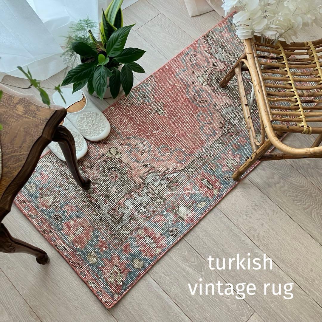 淡ピンクレッド✳︎50×110くすみブルーココの字フラワー　トルコヴィンテージラグ
