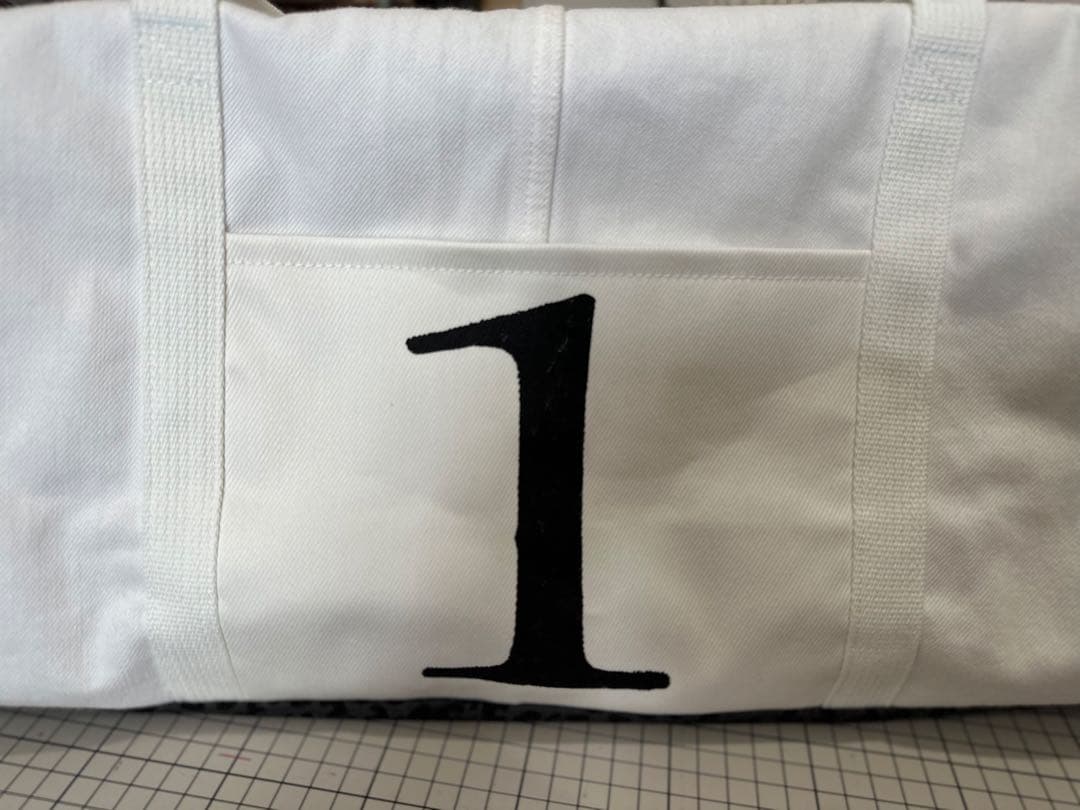 トラベルボストンバック　スポーツ、白色、デニムリメイクバック、パッチワークラグ