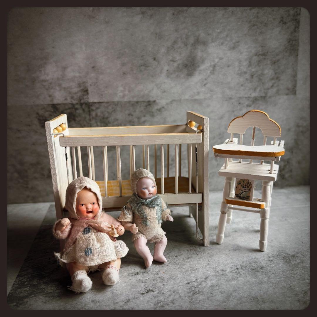 オールドヴィンテージ ベビーベッドとベビーチェア ベビービスクドール2体のセット