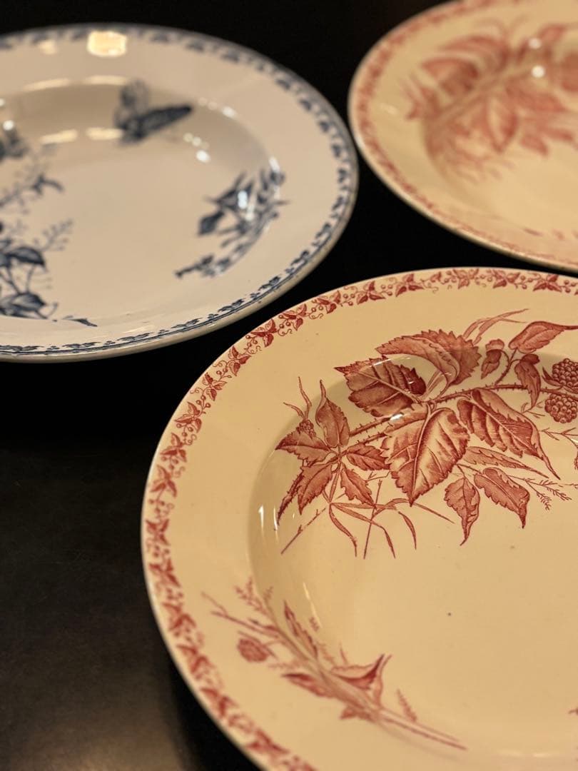 フランスアンティークプレート　3枚セット ラズベリー赤2枚・ラズベリーと蝶青1枚