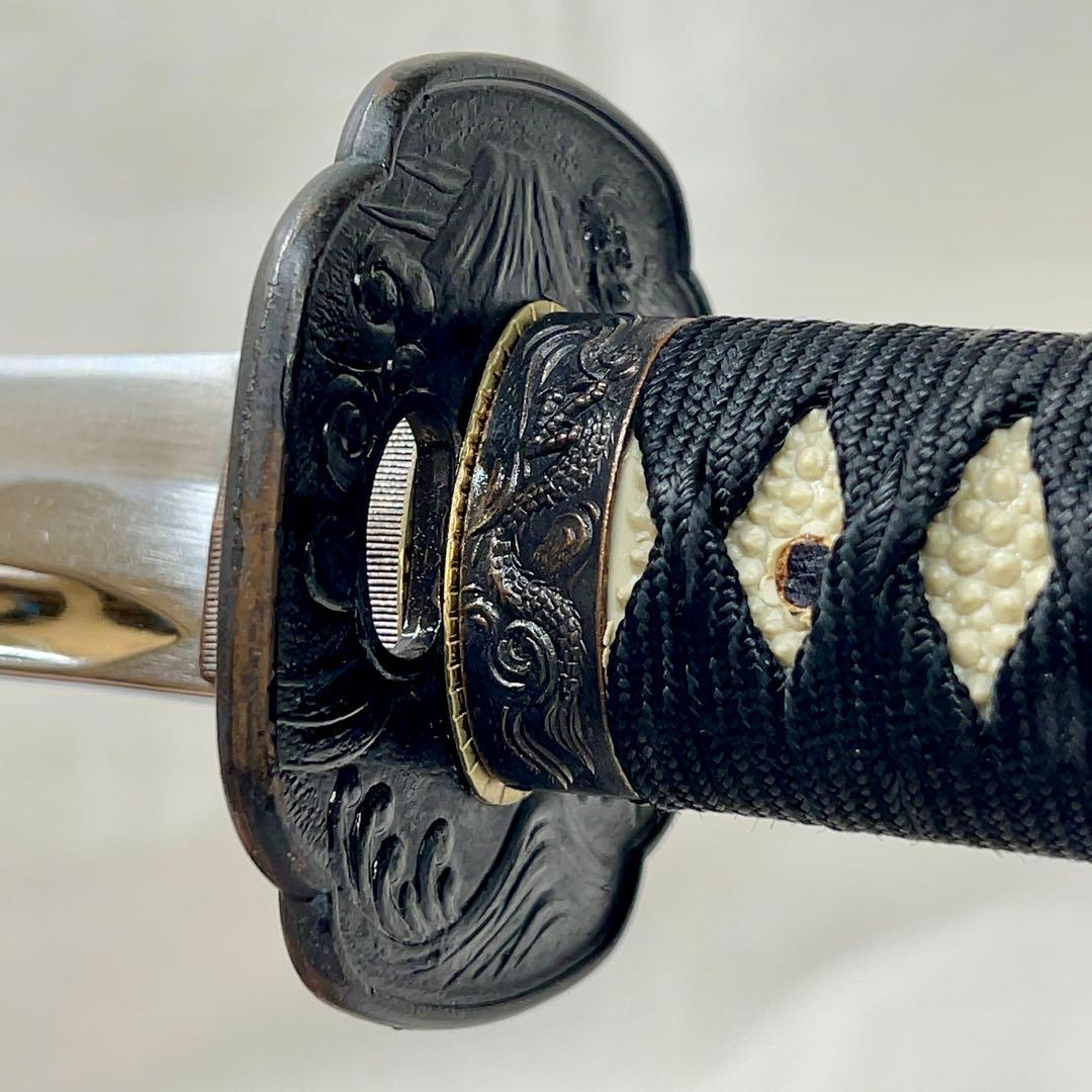 【模造刀】太刀 樋入り 全長99センチ 波 鍔 黒鞘 互の目 刃紋