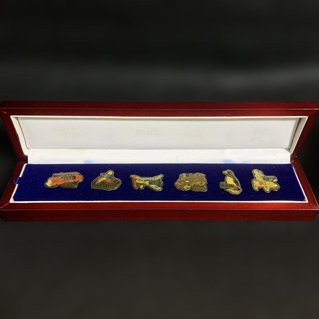 軽井沢ワールドトイミュージアム開館記念ピンバッチセット 2004 年