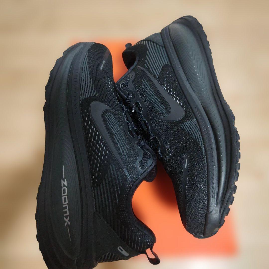 ナイキ　ボメロ18ブラック　25.5cm