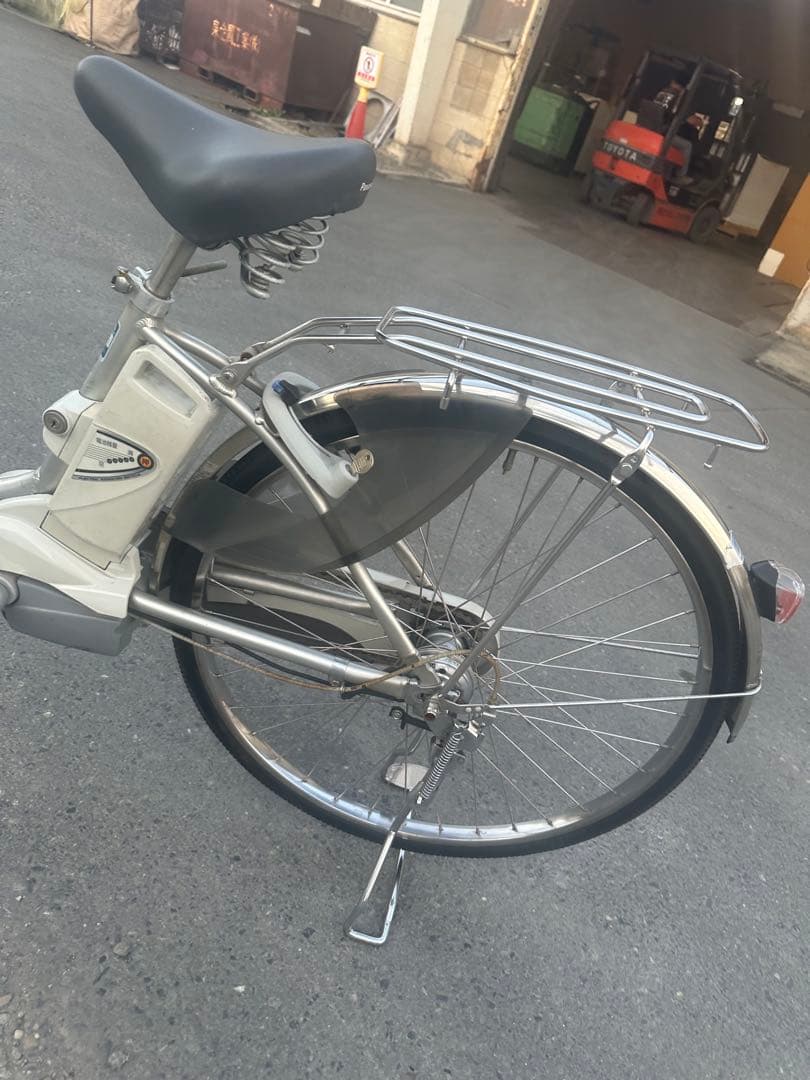 シルバー 電動アシスト自転車 バスケット付き