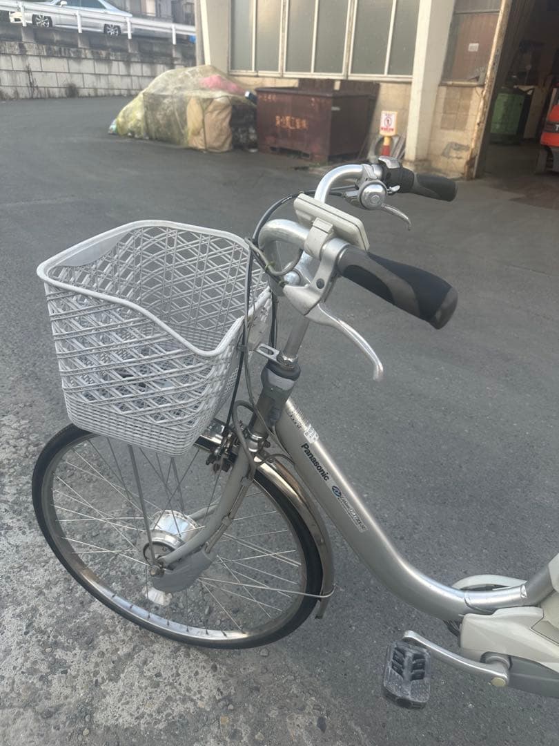 シルバー 電動アシスト自転車 バスケット付き