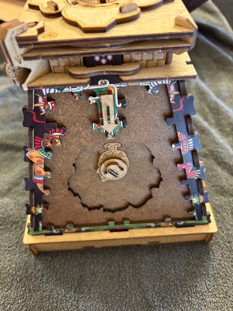 CLUE PUZZLE 太陽のピラミッド