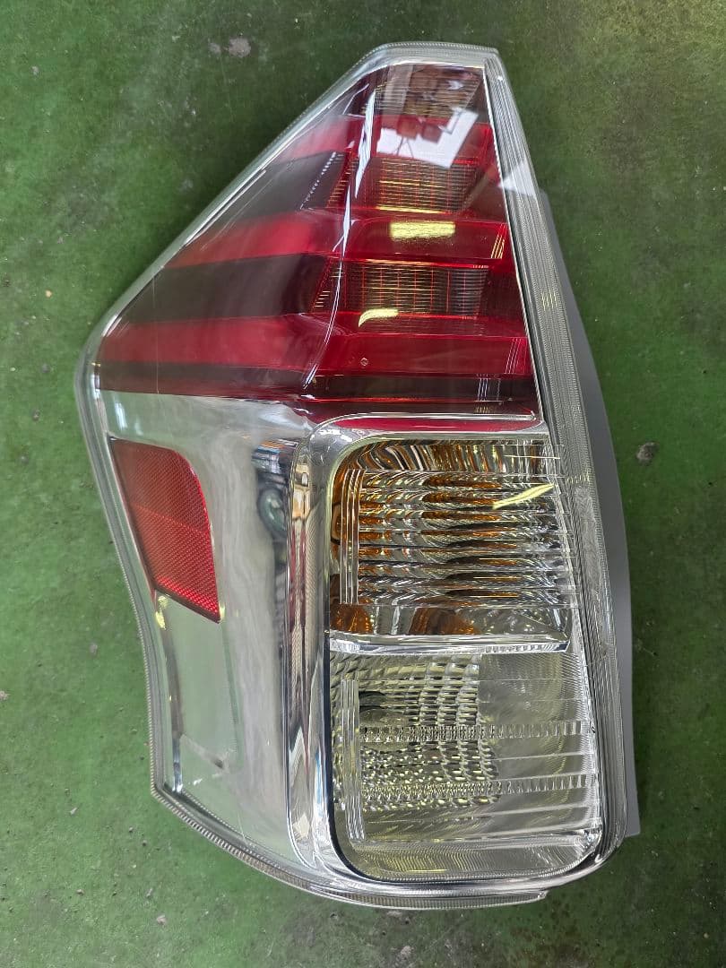 テールライト プリウスα‬ 後期型 左側 小傷割れあり