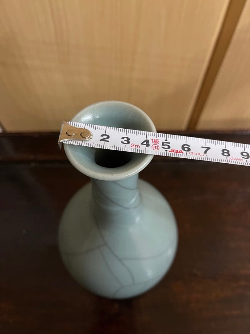 青緑色の陶器製細長い瓶　青磁花瓶　花生　花道具