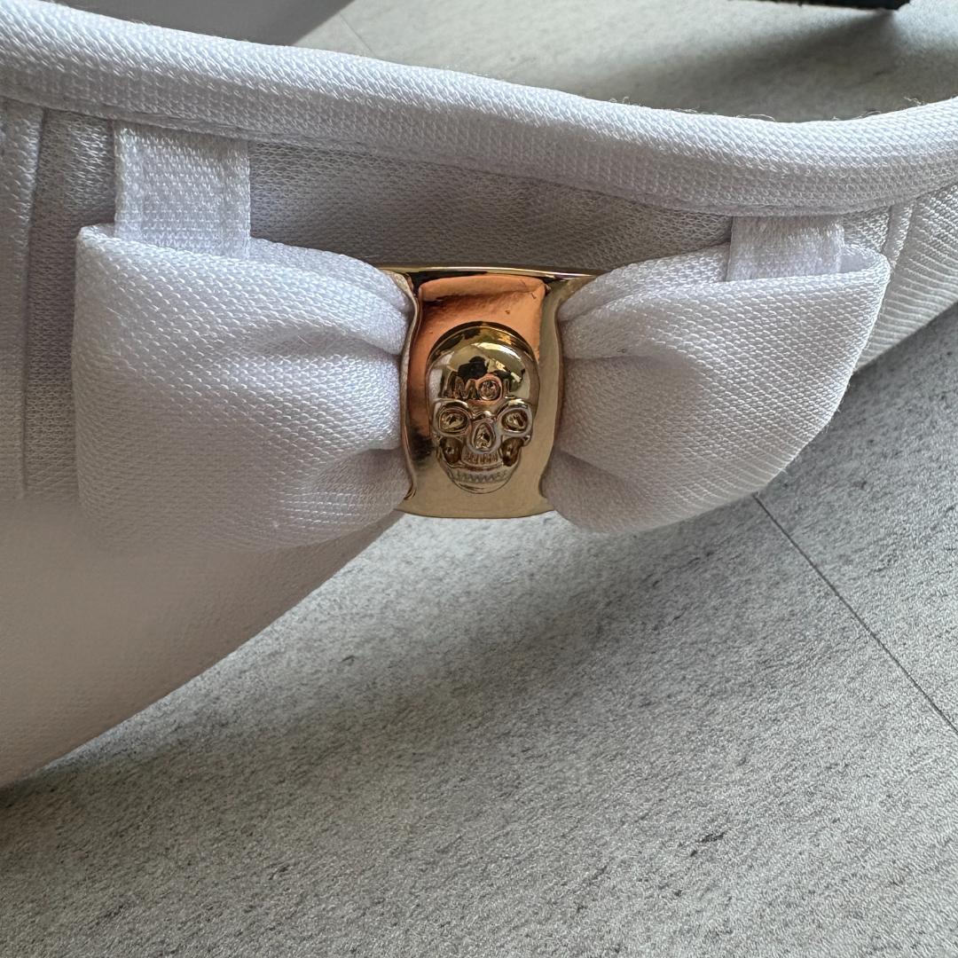 【マークアンドロナ】人気立体スカルロゴ×リボン付き ゴルフサンバイザー ホワイト