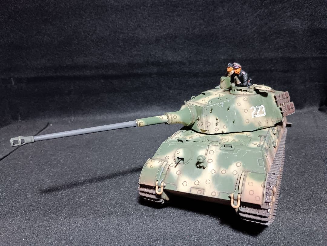 アカデミー1/35キングタイガー完成品