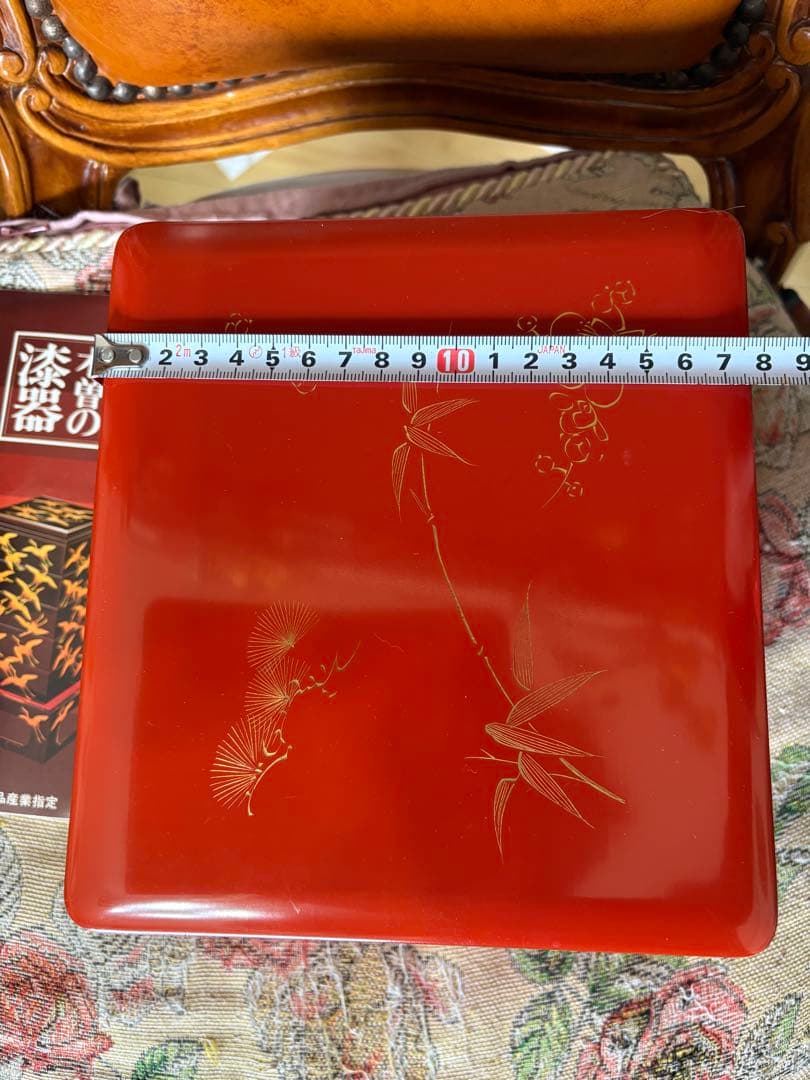 未使用に近い　木曽檜漆重箱　朱色の重箱 金色の模様