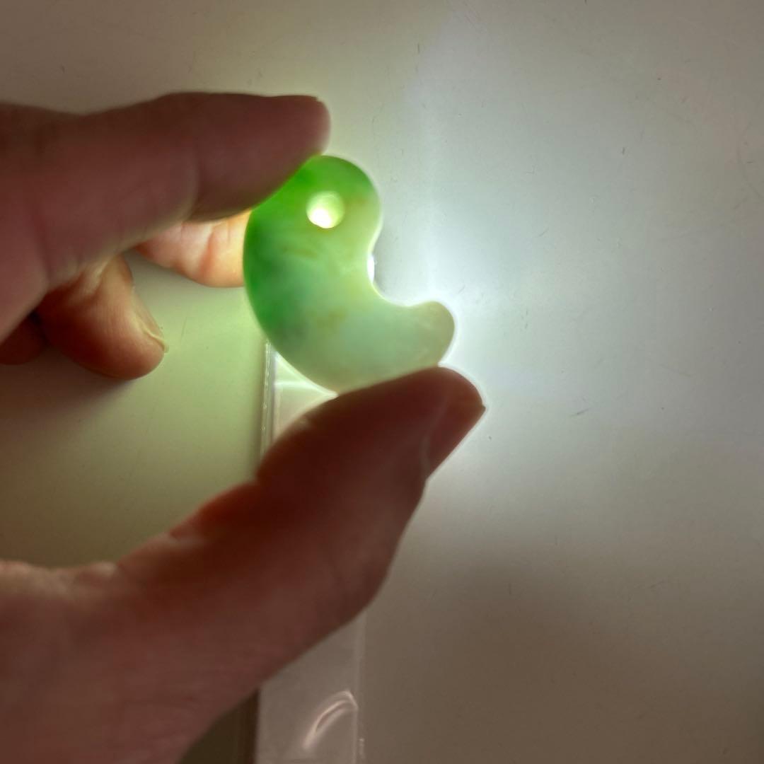 糸魚川翡翠　勾玉