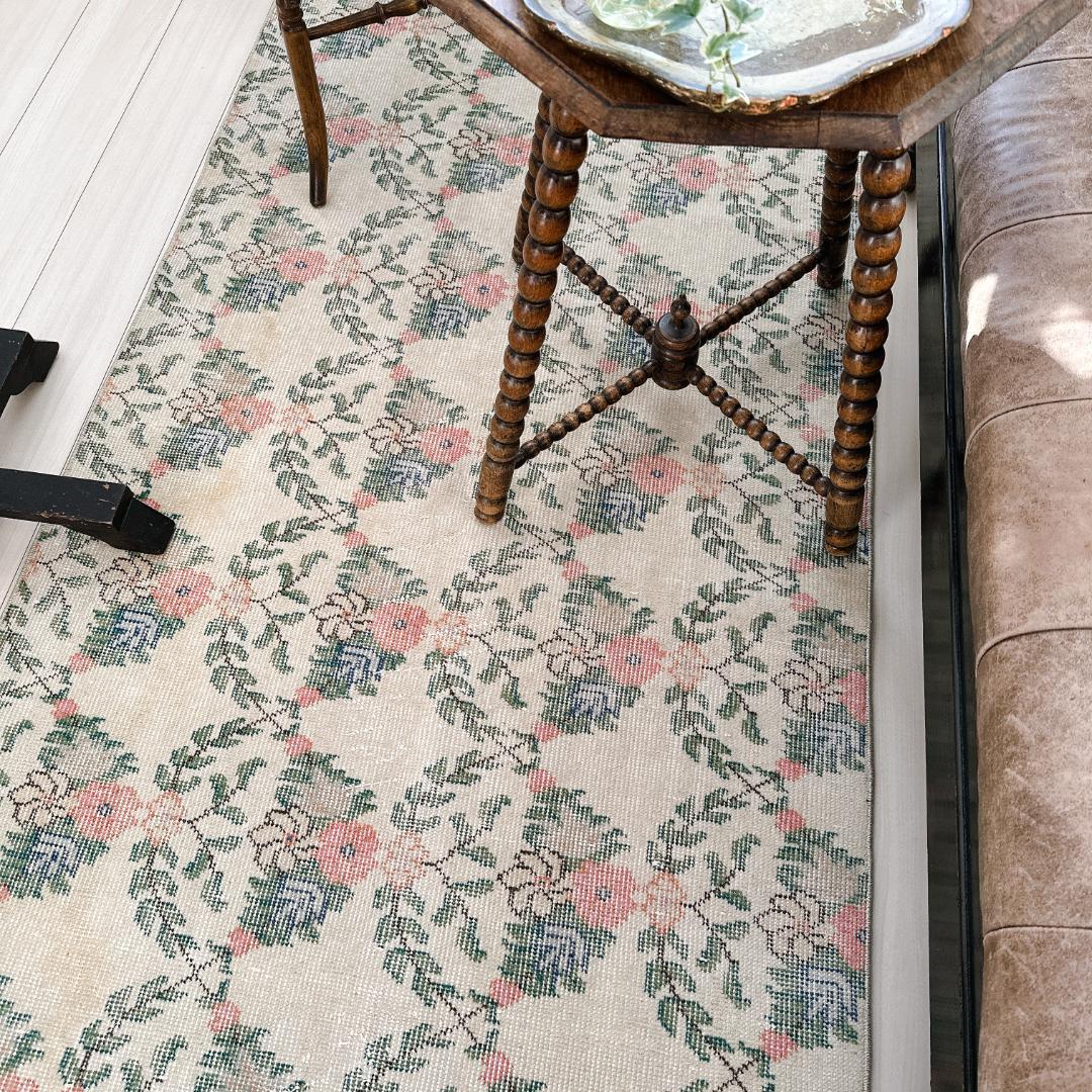 トルコ ヴィンテージラグ A117 クリーム コーラルピンク ダークグリーン