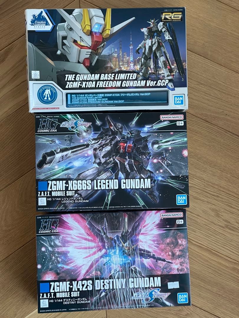 RG フリーダム 上海ガンダムベース限定HGデスティニー HGレジェンドガンダム