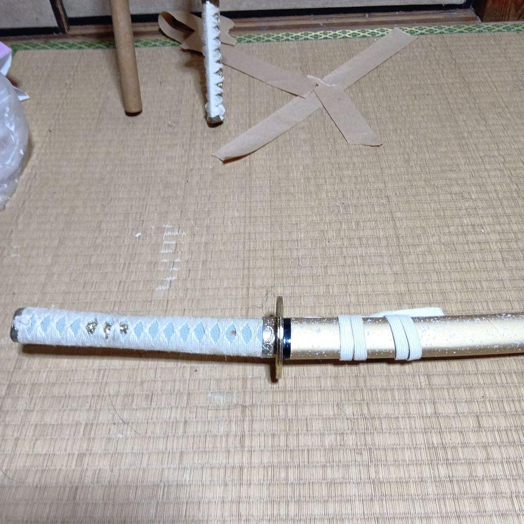 模造刀の太刀と小太刀と木刀の三本セット