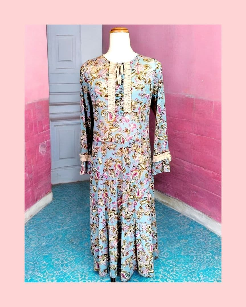 ♠♣新品未使用！スーパービューティー　ペイズリー柄胸元フリルワンピース