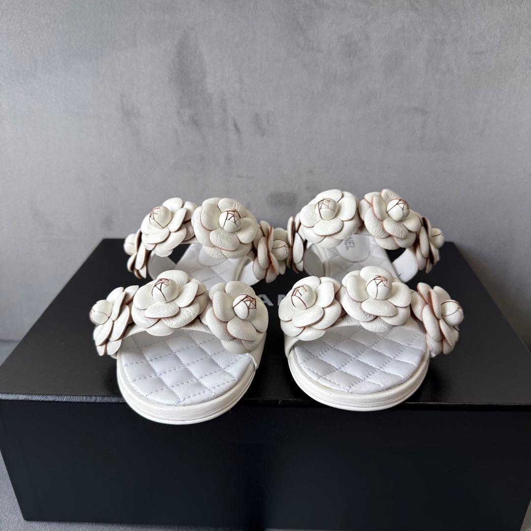 シャネル カメリア サンダル ホワイト キルティング レザー パンプス 21.5